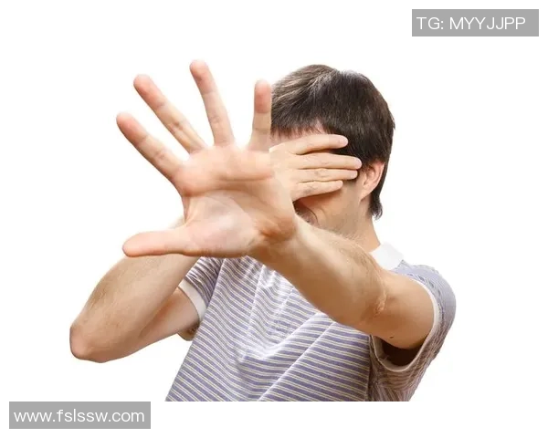 足球明星害羞瞬间大揭秘可爱表情尽在其中的精彩图片合集